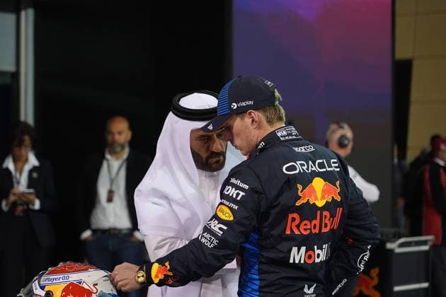 Sport Bilder des Tages Formula 1 Gulf Air Bahrain Grand Prix 2024 01.03.2024, Bahrain International Circuit, Sakhir, Formula 1 Gulf Air Bahrain Grand Prix 2024 ,im Bild FIA Präsident Mohammed bin Sulayem im Gespräch mit Max Verstappen (NLD), Oracle Red Bull Racing