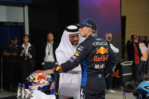 Formula 1 Gulf Air Bahrain Grand Prix 2024 01.03.2024, Bahrain International Circuit, Sakhir, Formula 1 Gulf Air Bahrain Grand Prix 2024 ,im Bild FIA Präsident Mohammed bin Sulayem im Gespräch mit Max Verstappen (NLD), Oracle Red Bull Racing