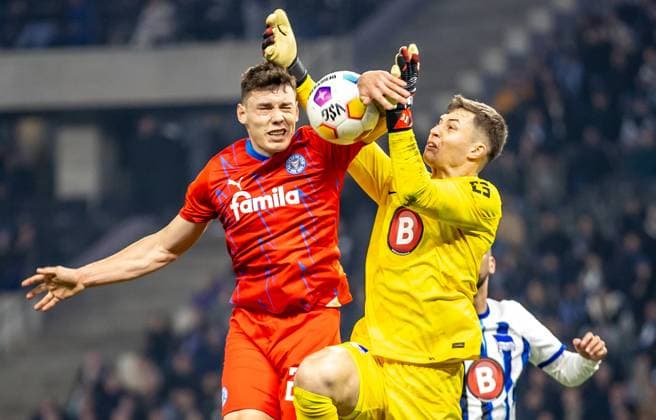 Berlin, 01.03.2024, Fussball, 2.Bundesliga, 24. Spieltag, Hertha BSC - Holstein Kiel, Olympiastadion. Berlins Torwart Tjark Ernst (r) springt zum Ball gegen Kiels Nicolai Remberg. DFL regulations and DFB regulations prohibit any use of photographs as image sequences and or quasi-video, Foto: Andreas Gora Hertha BSC - Holstein Kiel