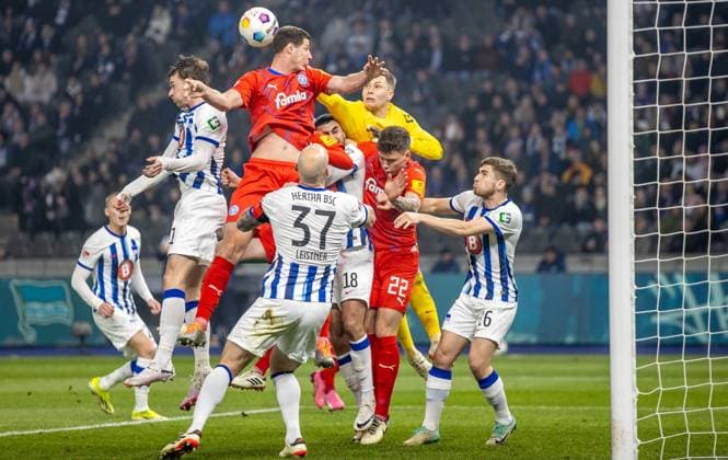 Berlin, 01.03.2024, Fussball, 2.Bundesliga, 24. Spieltag, Hertha BSC - Holstein Kiel, Olympiastadion. Berlins Torwart Tjark Ernst geht nach einem Eckball zum Ball. DFL regulations and DFB regulations prohibit any use of photographs as image sequences and or quasi-video, Foto: Andreas Gora Hertha BSC - Holstein Kiel