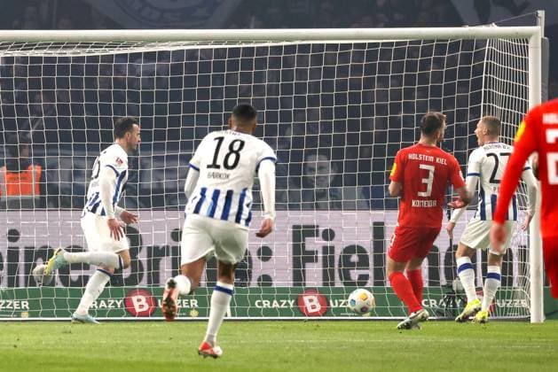 DEU, DFL, 2. FBL, Hertha BSC vs. Holstein Kiel, 01.03.2024, Berliner Olympiastadion, Berlin, DEU, DFL, 2. FBL, Hertha BSC vs. Holstein Kiel, im Bild 1:0 durch Palko Dardai (Hertha BSC Berlin 27) DFL - regulations prohibit any use of Photographs as image sequences and or quasi-video Foto: Juergen Engler nordphoto GmbH