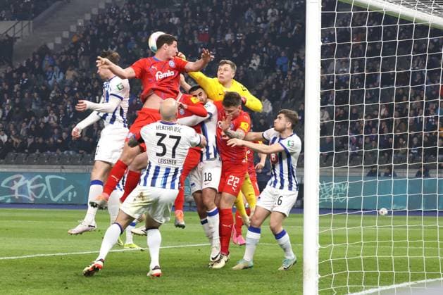 DEU, DFL, 2. FBL, Hertha BSC vs. Holstein Kiel, 01.03.2024, Berliner Olympiastadion, Berlin, DEU, DFL, 2. FBL, Hertha BSC vs. Holstein Kiel, im Bild Tjark Ernst (Hertha BSC Berlin 12), Patrick Erras (Holstein Kiel 4) DFL - regulations prohibit any use of Photographs as image sequences and or quasi-video Foto: Juergen Engler nordphoto GmbH