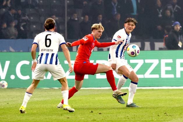 DEU, DFL, 2. FBL, Hertha BSC vs. Holstein Kiel, 01.03.2024, Berliner Olympiastadion, Berlin, DEU, DFL, 2. FBL, Hertha BSC vs. Holstein Kiel, im Bild Fabian Reese (Hertha BSC Berlin 11), Michal Karbownik (Hertha BSC Berlin 6), Finn Porath (Holstein Kiel 8) DFL - regulations prohibit any use of Photographs as image sequences and or quasi-video Foto: Juergen Engler nordphoto GmbH