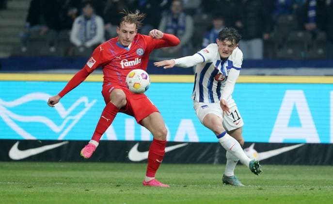 Timo Becker, Fabian Reese Zweikampf Spielszene Aktion Fußball Fussball DFL 2.Bundesliga Herren 24.Spieltag Saison 2023 2024 01.03.2024 Hertha BSC Berlin vs. Holstein Kiel DFL regulations prohibit any use of photographs as image sequences and or quasi-video