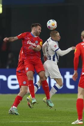 01.03.2024, xtgx, Fussball - 2.Bundesliga, Hertha BSC Berlin - Holstein Kiel emspor, v.l. Marco Komenda (Kiel, 3), Palko Dardai (Hertha, 27) Zweikampf, Duell, Kampf, tackle (DFL DFB REGULATIONS PROHIBIT ANY USE OF PHOTOGRAPHS as IMAGE SEQUENCES and or QUASI-VIDEO) Berlin
