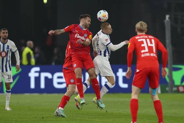 01.03.2024, xtgx, Fussball - 2.Bundesliga, Hertha BSC Berlin - Holstein Kiel emspor, v.l. Marco Komenda (Kiel, 3), Palko Dardai (Hertha, 27) Zweikampf, Duell, Kampf, tackle (DFL DFB REGULATIONS PROHIBIT ANY USE OF PHOTOGRAPHS as IMAGE SEQUENCES and or QUASI-VIDEO) Berlin
