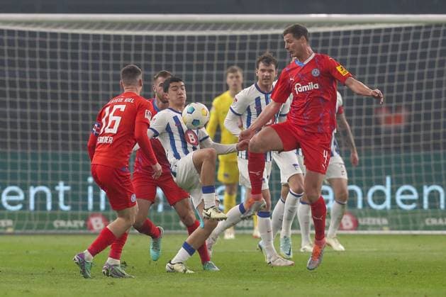 01.03.2024, xtgx, Fussball - 2.Bundesliga, Hertha BSC Berlin - Holstein Kiel emspor, v.l. Philipp Sander (Kiel, 16), Ibrahim Maza (Hertha, 30), Patrick Erras (Kiel, 4) Zweikampf, Duell, Kampf, tackle (DFL DFB REGULATIONS PROHIBIT ANY USE OF PHOTOGRAPHS as IMAGE SEQUENCES and or QUASI-VIDEO) Berlin