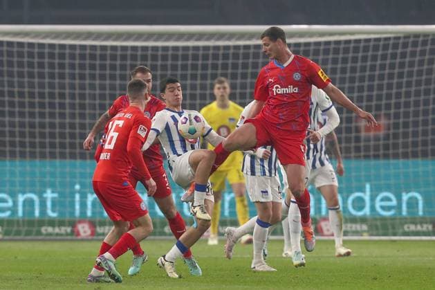 01.03.2024, xtgx, Fussball - 2.Bundesliga, Hertha BSC Berlin - Holstein Kiel emspor, v.l. Philipp Sander (Kiel, 16), Ibrahim Maza (Hertha, 30), Patrick Erras (Kiel, 4) Zweikampf, Duell, Kampf, tackle (DFL DFB REGULATIONS PROHIBIT ANY USE OF PHOTOGRAPHS as IMAGE SEQUENCES and or QUASI-VIDEO) Berlin