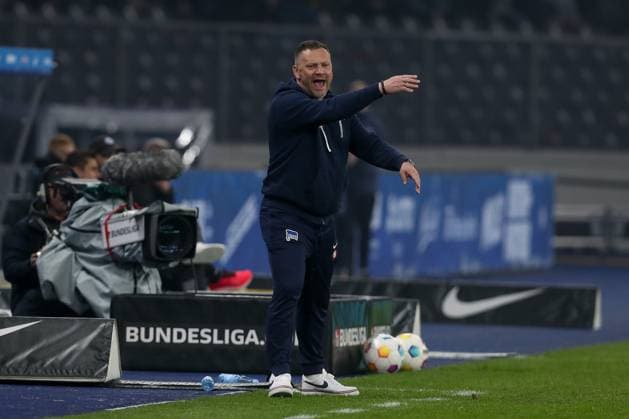 01.03.2024, xtgx, Fussball - 2.Bundesliga, Hertha BSC Berlin - Holstein Kiel emspor, v.l. Pal Dardai (Hertha, Trainer) gibt Anweisungen, gestikuliert mit den Armen, gesticulate, gives instructions (DFL DFB REGULATIONS PROHIBIT ANY USE OF PHOTOGRAPHS as IMAGE SEQUENCES and or QUASI-VIDEO) Berlin