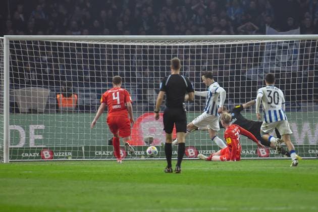 Fussball 2. Bundesliga, Hertha BSC - Holstein Kiel 01.03.2024, xdanx, Fussball 2. Bundesliga, Hertha BSC - Holstein Kiel, v.l.Patrick Erras (Holstein Kiel 4),Timon Weiner (Holstein Kiel 1), Haris Tabakovic (Hertha BSC 25),Jubel nach dem 2:0 (DFL DFB REGULATIONS PROHIBIT ANY USE OF PHOTOGRAPHS as IMAGE SEQUENCES and or QUASI-VIDEO) Foto: Daniel Lakomski Mix1 Berlin Olympiastadion Berlin Berlin Deutschland (DE)