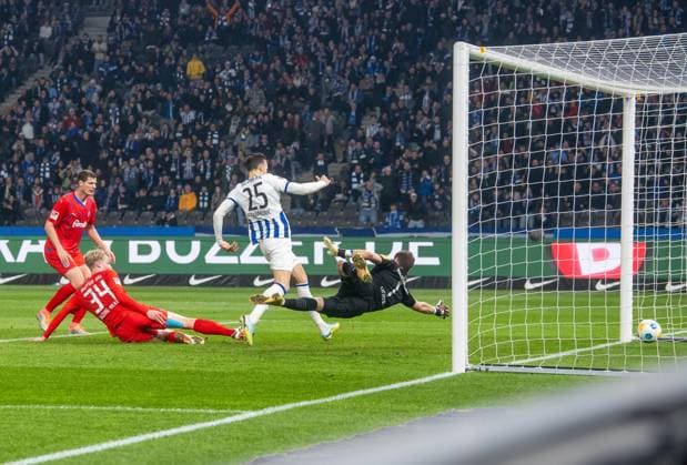 Fussball, Herren, Saison 2023 2024, 2. Bundesliga (24. Spieltag), Hertha BSC - Holstein Kiel, Haris Tabakovic (Hertha BSC) erzielt das Tor zum 2:0 gegen Patrick Erras (Holstein Kiel), Colin Kleine-Bekel (Holstein Kiel) und Torhüter Timon Weiner (Holstein Kiel), 01.03. 2024,