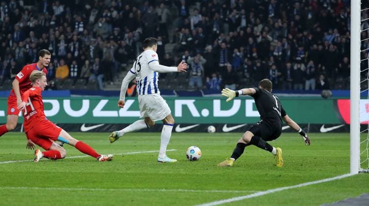 Haris Tabakovic erzielt das Tor zum 2:0 gegen Torwart Timon Weiner Zweikampf Spielszene Aktion Fußball Fussball DFL 2.Bundesliga Herren 24.Spieltag Saison 2023 2024 01.03.2024 Hertha BSC Berlin vs. Holstein Kiel DFL regulations prohibit any use of photographs as image sequences and or quasi-video