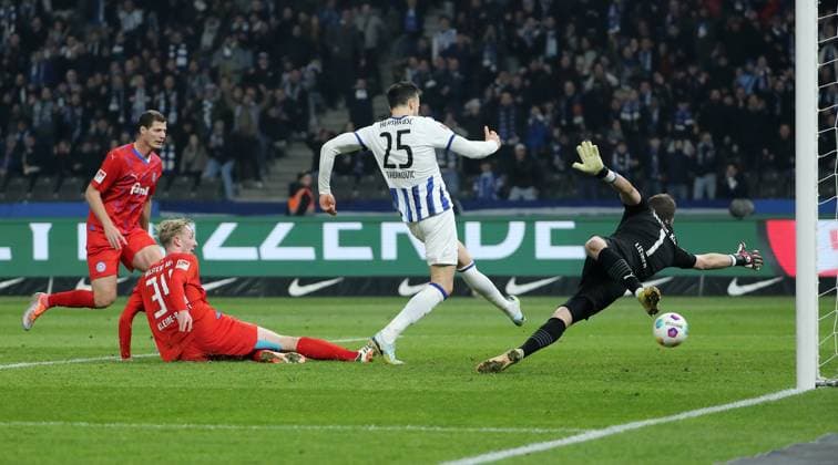 Haris Tabakovic erzielt das Tor zum 2:0 gegen Torwart Timon Weiner Zweikampf Spielszene Aktion Fußball Fussball DFL 2.Bundesliga Herren 24.Spieltag Saison 2023 2024 01.03.2024 Hertha BSC Berlin vs. Holstein Kiel DFL regulations prohibit any use of photographs as image sequences and or quasi-video
