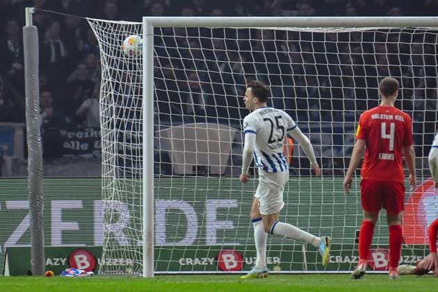 Fussball 2. Bundesliga, Hertha BSC - Holstein Kiel 01.03.2024, xdanx, Fussball 2. Bundesliga, Hertha BSC - Holstein Kiel, v.l. Jubel nach dem 2:0 durch Haris Tabakovic (Hertha BSC 25) (DFL DFB REGULATIONS PROHIBIT ANY USE OF PHOTOGRAPHS as IMAGE SEQUENCES and or QUASI-VIDEO) Foto: Daniel Lakomski Mix1 Berlin Olympiastadion Berlin Berlin Deutschland (DE)