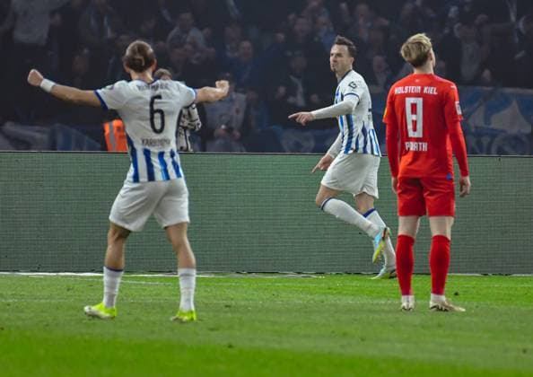 Fussball 2. Bundesliga, Hertha BSC - Holstein Kiel 01.03.2024, xdanx, Fussball 2. Bundesliga, Hertha BSC - Holstein Kiel, v.l. Michal Karbownik (Hertha BSC 6),Jubel nach dem 2:0 durch Haris Tabakovic (Hertha BSC 25),Finn Porath (Holstein Kiel 8), enttaeuscht, schaut enttaeuscht, niedergeschlagen, disappointed (DFL DFB REGULATIONS PROHIBIT ANY USE OF PHOTOGRAPHS as IMAGE SEQUENCES and or QUASI-VIDEO) Foto: Daniel Lakomski Mix1 Berlin Olympiastadion Berlin Berlin Deutschland (DE)