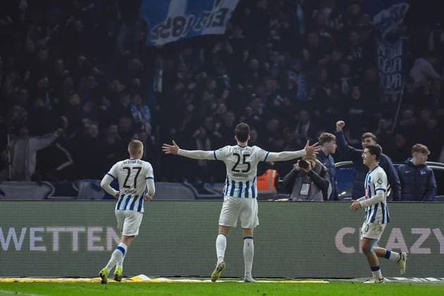 Fussball 2. Bundesliga, Hertha BSC - Holstein Kiel 01.03.2024, xdanx, Fussball 2. Bundesliga, Hertha BSC - Holstein Kiel, v.l. Palko Dardai (Hertha BSC 27),Jubel nach dem 2:0 durch Haris Tabakovic (Hertha BSC 25),Ibrahim Maza (Hertha BSC 30) (DFL DFB REGULATIONS PROHIBIT ANY USE OF PHOTOGRAPHS as IMAGE SEQUENCES and or QUASI-VIDEO) Foto: Daniel Lakomski Mix1 Berlin Olympiastadion Berlin Berlin Deutschland (DE)