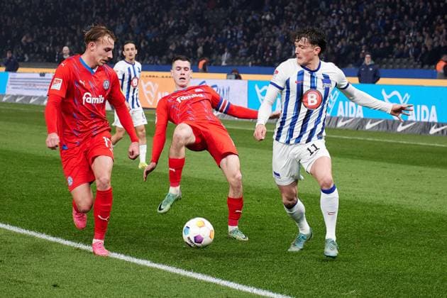 Timo Becker (Holstein Kiel, 17), Philipp Sander (Holstein Kiel, 16) Mitte, Fabian Reese (Hertha BSC, 11), GER, Hertha BSC vs. Holstein Kiel, Fussball Herren, 2. Bundesliga, Saison 2023 2024, 24. Spieltag, 01.03.2024. (DFL REGULATIONS PROHIBIT ANY USE OF PHOTOGRAPHS AS IMAGE SEQUENCES AND OR QUASI - VIDEO). GER, Hertha BSC vs. Holstein Kiel, Fussball Herren, 2. Bundesliga, Saison 2023 2024, 24. Spieltag, 01.03.2024. Berlin