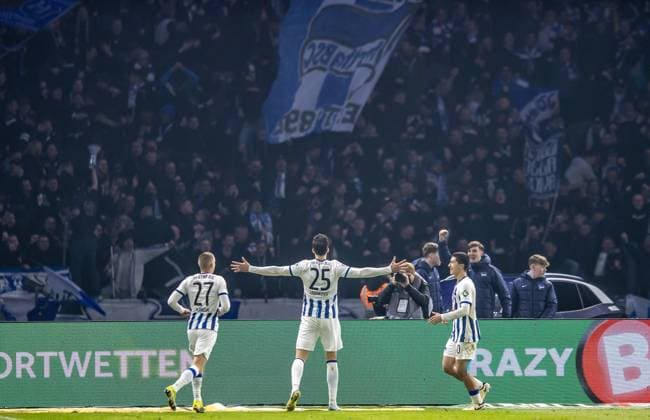 Berlin, 01.03.2024, Fussball, 2.Bundesliga, 24. Spieltag, Hertha BSC - Holstein Kiel, Olympiastadion. Berlins Haris Tabakovic (M) jubelt nach seinem Treffer zum 2:0 vor den Hertha Fans. DFL regulations and DFB regulations prohibit any use of photographs as image sequences and or quasi-video, Foto: Andreas Gora Hertha BSC - Holstein Kiel