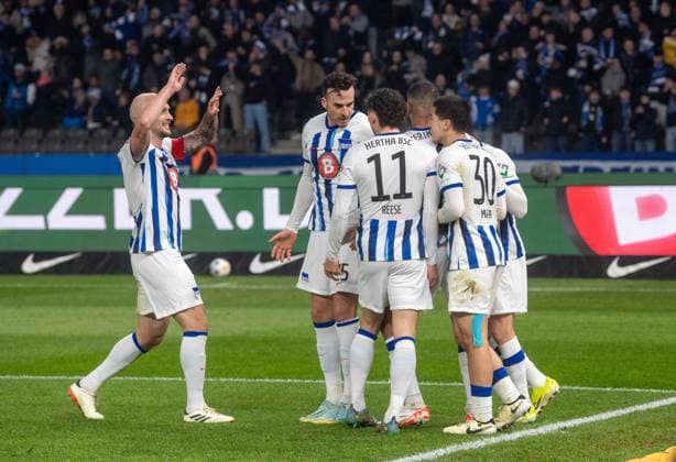 Fussball, Herren, Saison 2023 2024, 2. Bundesliga (24. Spieltag), Hertha BSC - Holstein Kiel, v. l. Toni Leistner (Hertha BSC), Haris Tabakovic (Hertha BSC), Fabian Reese (Hertha BSC), Aymen Barkok (Hertha BSC), Ibrahim Maza (Hertha BSC), Palko Dardai (Hertha BSC), Jubel nach Tor zum 2:0, 01.03. 2024,