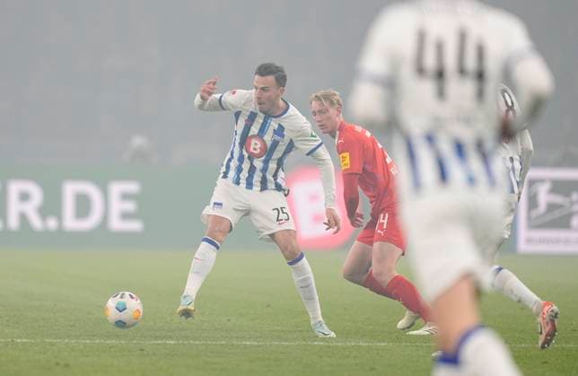Germany, Berlin, 01.03.2024, Olympic Stadium, Hertha BSC vs Holstein Kiel - 2. Bundesliga, Haris Tabakovic (Hertha Berlin) and Colin Kleine-Bekel (Holstein Kiel) battle for the ball Berlin Olympic Stadium Berlin Germany