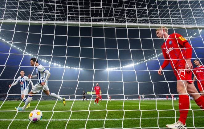 Fussball, Herren, Saison 2023 2024, 2. Bundesliga (24. Spieltag), Hertha BSC - Holstein Kiel, v. l. Palko Dardai (Hertha BSC), Haris Tabakovic (Hertha BSC), Jubel nach Tor zum 1:0, rechts Colin Kleine-Bekel (Holstein Kiel), Patrick Erras (Holstein Kiel), 01.03. 2024,