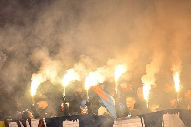 Fussball 2. Bundesliga, Hertha BSC - Holstein Kiel 01.03.2024, xdanx, Fussball 2. Bundesliga, Hertha BSC - Holstein Kiel, v.l.Fans, Stimmung, Schals, Fahnen, Besucher, Trikots, Ultras, Hertha BSC Berlin zuenden Pyrotechnik, Bengalos, Rauch (DFL DFB REGULATIONS PROHIBIT ANY USE OF PHOTOGRAPHS as IMAGE SEQUENCES and or QUASI-VIDEO) Foto: Daniel Lakomski Mix1 Berlin Olympiastadion Berlin Berlin Deutschland (DE)