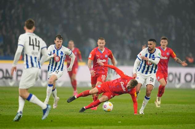 Germany, Berlin, 01.03.2024, Olympic Stadium, Hertha BSC vs Holstein Kiel - 2. Bundesliga, Aymen Barkok (Hertha Berlin) and Colin Kleine-Bekel (Holstein Kiel) battle for the ball Berlin Olympic Stadium Berlin Germany