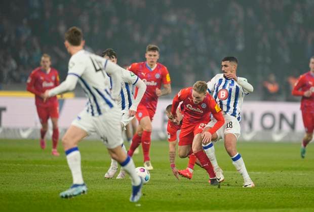 Germany, Berlin, 01.03.2024, Olympic Stadium, Hertha BSC vs Holstein Kiel - 2. Bundesliga, Aymen Barkok (Hertha Berlin) and Colin Kleine-Bekel (Holstein Kiel) battle for the ball Berlin Olympic Stadium Berlin Germany
