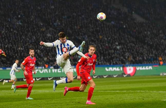 Germany, Berlin, 01.03.2024, Olympic Stadium, Hertha BSC vs Holstein Kiel - 2. Bundesliga, Linus Gechter (Hertha Berlin) controls the ball Berlin Olympic Stadium Berlin Germany