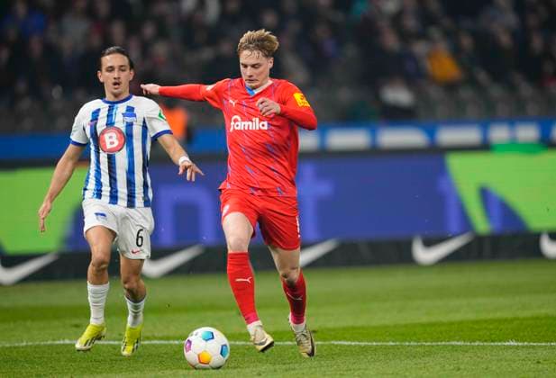 Germany, Berlin, 01.03.2024, Olympic Stadium, Hertha BSC vs Holstein Kiel - 2. Bundesliga, Finn Porath (Holstein Kiel) controls the ball Berlin Olympic Stadium Berlin Germany