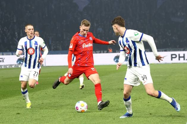 DEU, DFL, 2. FBL, Hertha BSC vs. Holstein Kiel, 01.03.2024, Berliner Olympiastadion, Berlin, DEU, DFL, 2. FBL, Hertha BSC vs. Holstein Kiel, im Bild Palko Dardai (Hertha BSC Berlin 27), Linus Gechter (Hertha BSC Berlin 44), Joshua Mees (Holstein Kiel 27) DFL - regulations prohibit any use of Photographs as image sequences and or quasi-video Foto: Juergen Engler nordphoto GmbH
