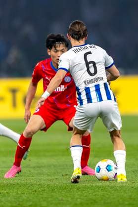 Zweikampf zwischen Shuto Machino (Holstein Kiel, 13) und Michal Karbownik (Hertha BSC Berlin, 06). Fussball: 2. Bundesliga, Saison 2023 2024, 24. Spieltag, Hertha BSC - Holstein Kiel am 01.03.2024 im Olympiastadion in Berlin. Wichtiger Hinweis: Gemaess den Vorgaben der DFL Deutsche Fussball Liga bzw. des DFB Deutscher Fussball-Bund ist es untersagt, in dem Stadion und oder vom Spiel angefertigte Fotoaufnahmen in Form von Sequenzbildern und oder videoaehnlichen Fotostrecken zu verwerten bzw. verwerten zu lassen. Foto: Kirchner-Media TH