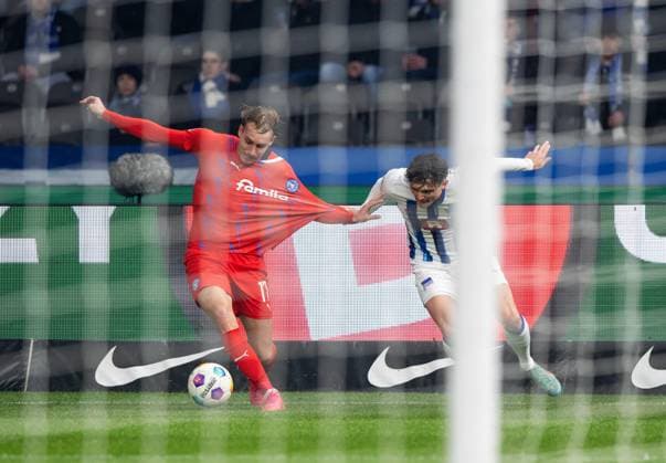 Fussball, Herren, Saison 2023 2024, 2. Bundesliga (24. Spieltag), Hertha BSC - Holstein Kiel, v. l. Timo Becker (Holstein Kiel), Fabian Reese (Hertha BSC), 01.03. 2024,