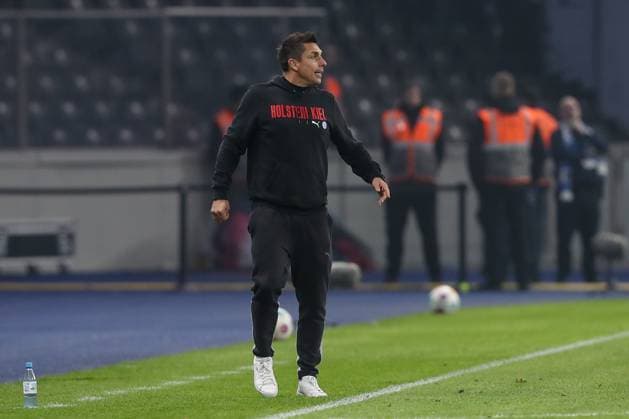 01.03.2024, xtgx, Fussball - 2.Bundesliga, Hertha BSC Berlin - Holstein Kiel emspor, v.l. Marcel Rapp (Kiel, Trainer) gibt Anweisungen, gestikuliert mit den Armen, gesticulate, gives instructions (DFL DFB REGULATIONS PROHIBIT ANY USE OF PHOTOGRAPHS as IMAGE SEQUENCES and or QUASI-VIDEO) Berlin