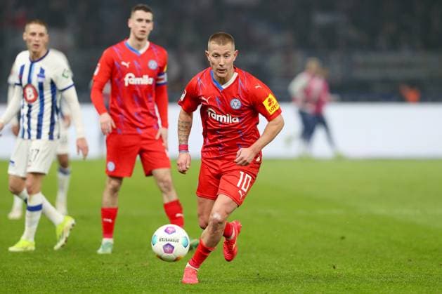 01.03.2024, xtgx, Fussball - 2.Bundesliga, Hertha BSC Berlin - Holstein Kiel emspor, v.l. Lewis Holtby (Kiel, 10) am Ball, plays the ball (DFL DFB REGULATIONS PROHIBIT ANY USE OF PHOTOGRAPHS as IMAGE SEQUENCES and or QUASI-VIDEO) Berlin