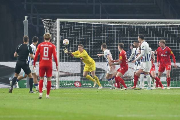 01.03.2024, xtgx, Fussball - 2.Bundesliga, Hertha BSC Berlin - Holstein Kiel emspor, v.l. Tjark Ernst (Hertha, 12) Parade, haelt den Ball, faengt den Ball, pariert (DFL DFB REGULATIONS PROHIBIT ANY USE OF PHOTOGRAPHS as IMAGE SEQUENCES and or QUASI-VIDEO) Berlin