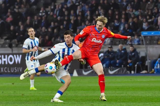 Fussball 2. Bundesliga, Hertha BSC - Holstein Kiel 01.03.2024, xdanx, Fussball 2. Bundesliga, Hertha BSC - Holstein Kiel, v.l. Ibrahim Maza (Hertha BSC 30),Finn Porath (Holstein Kiel 8),Zweikampf, Duell, Kampf, tackle (DFL DFB REGULATIONS PROHIBIT ANY USE OF PHOTOGRAPHS as IMAGE SEQUENCES and or QUASI-VIDEO) Foto: Daniel Lakomski Mix1 Berlin Olympiastadion Berlin Berlin Deutschland (DE)