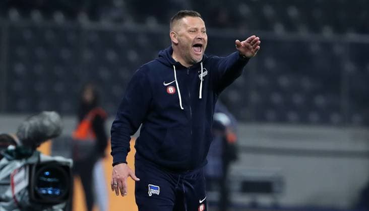 Trainer Pal Dardai zeigend, gestikulierend Aktion Oberkörper Fußball Fussball DFL 2.Bundesliga Herren 24.Spieltag Saison 2023 2024 01.03.2024 Hertha BSC Berlin vs. Holstein Kiel DFL regulations prohibit any use of photographs as image sequences and or quasi-video