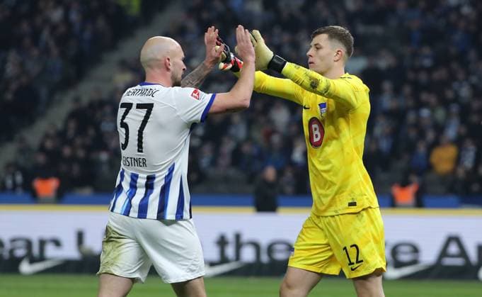 Toni Leistner klatscht ab mit Torwart Tjark Ernst Aktion Oberkörper Fußball Fussball DFL 2.Bundesliga Herren 24.Spieltag Saison 2023 2024 01.03.2024 Hertha BSC Berlin vs. Holstein Kiel DFL regulations prohibit any use of photographs as image sequences and or quasi-video
