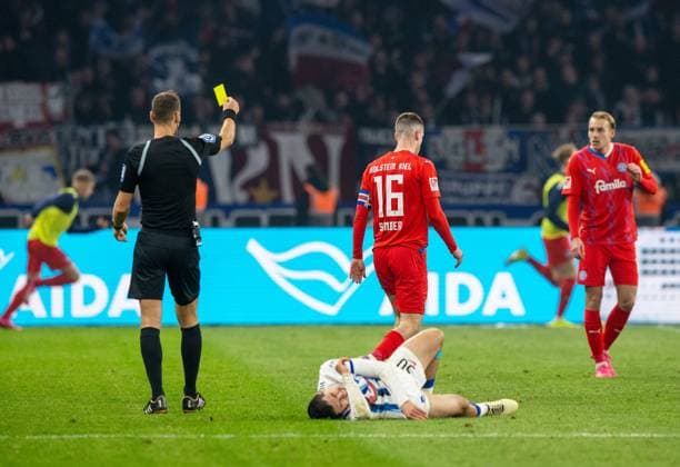 Fussball, Herren, Saison 2023 2024, 2. Bundesliga (24. Spieltag), Hertha BSC - Holstein Kiel, Schiedsrichter Bastian Dankert zeigt Philipp Sander (Holstein Kiel) die gelbe Karte, es ist seine fünfte in dieser Saison, 01.03. 2024,