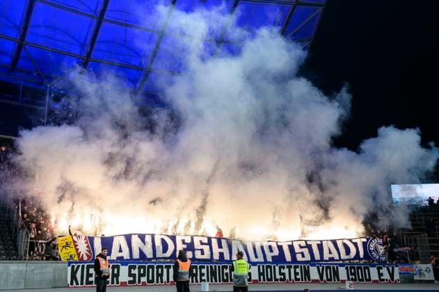 Pyro, Aktion im Fanblock der Kieler, Banner - Landeshauptstadt, Hertha BSC - Holstein Kiel, 2. Bundesliga, Fussball, DFB, Spielzeit 2023 2024, 24. Spieltag, Olympia - Stadion Berlin, DFB DFL REGULATIONS PROHIBIT ANY USE OF PHOTOGRAPHS AS IMAGE SEQUENCES AND OR QUASI-VIDEO, 01.03. 2024, Foto: HMB Media Uwe Koch