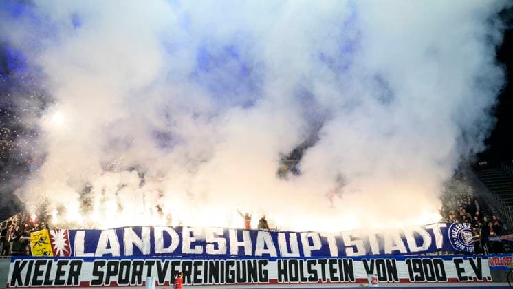 Pyro, Aktion im Fanblock der Kieler, Banner - Landeshauptstadt, Hertha BSC - Holstein Kiel, 2. Bundesliga, Fussball, DFB, Spielzeit 2023 2024, 24. Spieltag, Olympia - Stadion Berlin, DFB DFL REGULATIONS PROHIBIT ANY USE OF PHOTOGRAPHS AS IMAGE SEQUENCES AND OR QUASI-VIDEO, 01.03. 2024, Foto: HMB Media Uwe Koch