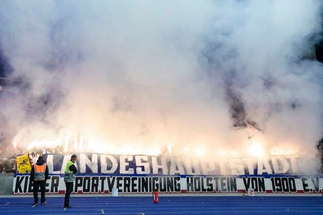 Pyro, Aktion im Fanblock der Kieler, Banner - Landeshauptstadt, Hertha BSC - Holstein Kiel, 2. Bundesliga, Fussball, DFB, Spielzeit 2023 2024, 24. Spieltag, Olympia - Stadion Berlin, DFB DFL REGULATIONS PROHIBIT ANY USE OF PHOTOGRAPHS AS IMAGE SEQUENCES AND OR QUASI-VIDEO, 01.03. 2024, Foto: HMB Media Uwe Koch