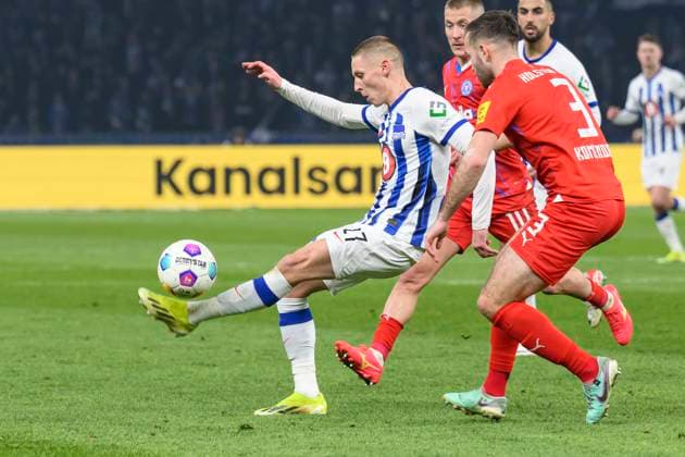 v.l. Palko Dardai (Hertha BSC, 27), Marco Komenda ( Holstein Kiel, 03), Zweikampf, Action, Kampf, Hertha BSC - Holstein Kiel, 2. Bundesliga, Fussball, DFB, Spielzeit 2023 2024, 24. Spieltag, Olympia - Stadion Berlin, DFB DFL REGULATIONS PROHIBIT ANY USE OF PHOTOGRAPHS AS IMAGE SEQUENCES AND OR QUASI-VIDEO, 01.03. 2024, Foto: HMB Media Uwe Koch