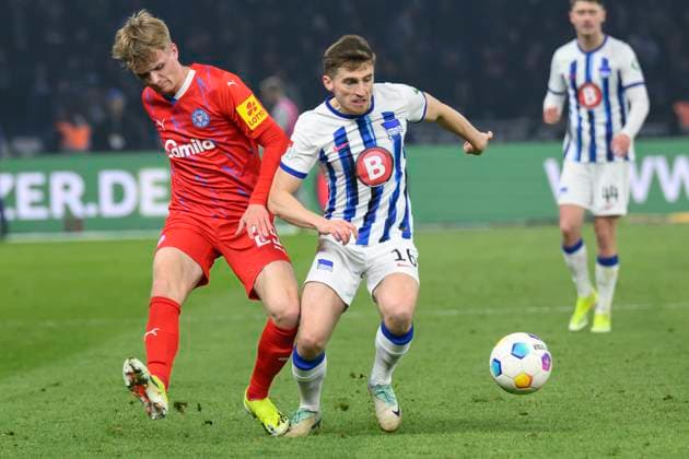 v.l. Niklas Niehoff ( Holstein Kiel, 29), Jonjoe Kenny (Hertha BSC, 16), Zweikampf, Action, Kampf, Hertha BSC - Holstein Kiel, 2. Bundesliga, Fussball, DFB, Spielzeit 2023 2024, 24. Spieltag, Olympia - Stadion Berlin, DFB DFL REGULATIONS PROHIBIT ANY USE OF PHOTOGRAPHS AS IMAGE SEQUENCES AND OR QUASI-VIDEO, 01.03. 2024, Foto: HMB Media Uwe Koch