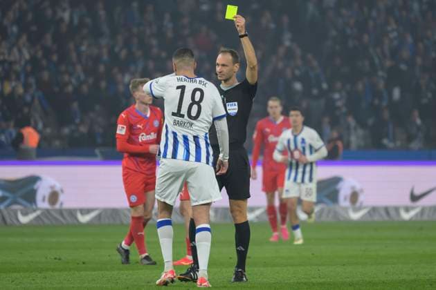 v.l. Aymane Barkok (Hertha BSC, 18), Bastian Dankert - Schiedsrichter gibt Gelb, Hertha BSC - Holstein Kiel, 2. Bundesliga, Fussball, DFB, Spielzeit 2023 2024, 24. Spieltag, Olympia - Stadion Berlin, DFB DFL REGULATIONS PROHIBIT ANY USE OF PHOTOGRAPHS AS IMAGE SEQUENCES AND OR QUASI-VIDEO, 01.03. 2024, Foto: HMB Media Uwe Koch