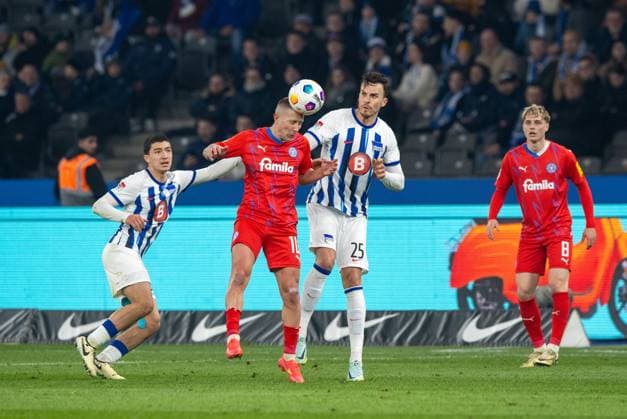 Fussball, Herren, Saison 2023 2024, 2. Bundesliga (24. Spieltag), Hertha BSC - Holstein Kiel, v. l. Ibrahim Maza (Hertha BSC), Lewis Holtby (Holstein Kiel), Haris Tabakovic (Hertha BSC), Finn Porath (Holstein Kiel), 01.03. 2024,