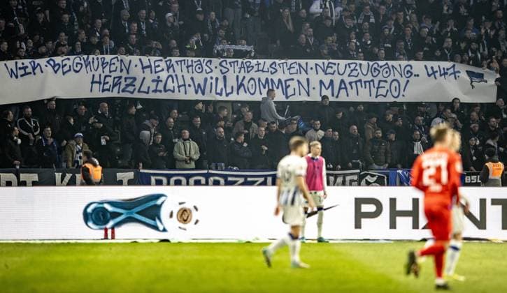 Berlin, 01.03.2024, Fussball, 2.Bundesliga, 24. Spieltag, Hertha BSC - Holstein Kiel, Olympiastadion. Fans von Hertha BSC halten Banner mit Schriftzug: Wir begruessen Herthas stabilsten Neuzugang. Herzlich Willkommen, Matteo! DFL regulations and DFB regulations prohibit any use of photographs as image sequences and or quasi-video, Foto: Andreas Gora Hertha BSC - Holstein Kiel
