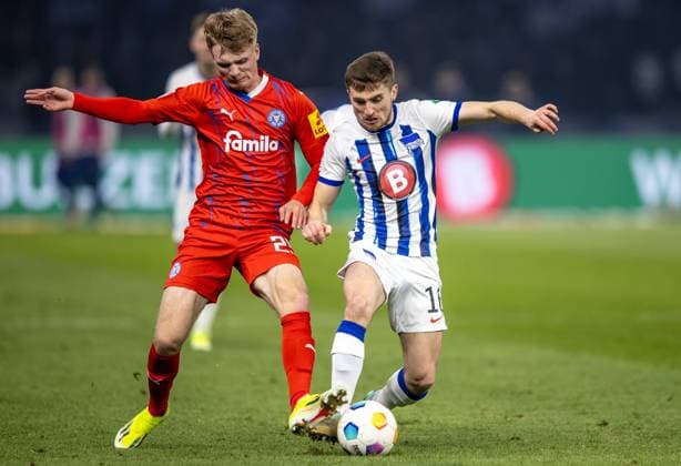 Berlin, 01.03.2024, Fussball, 2.Bundesliga, 24. Spieltag, Hertha BSC - Holstein Kiel, Olympiastadion. Berlins Jonjoe Kenny (r) kaempft gegen Kiels Niklas Niehoff um den Ball. DFL regulations and DFB regulations prohibit any use of photographs as image sequences and or quasi-video, Foto: Andreas Gora Hertha BSC - Holstein Kiel