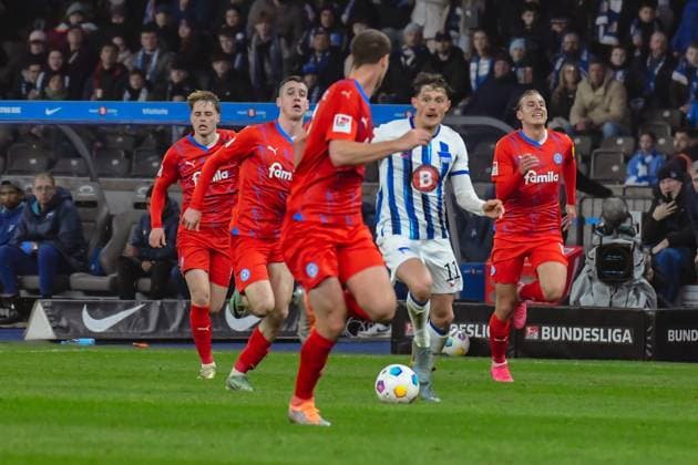 Fussball 2. Bundesliga, Hertha BSC - Holstein Kiel 01.03.2024, xdanx, Fussball 2. Bundesliga, Hertha BSC - Holstein Kiel, v.l. Fabian Reese (Hertha BSC 11),Zweikampf, Duell, Kampf, tackle (DFL DFB REGULATIONS PROHIBIT ANY USE OF PHOTOGRAPHS as IMAGE SEQUENCES and or QUASI-VIDEO) Foto: Daniel Lakomski Mix1 Berlin Olympiastadion Berlin Berlin Deutschland (DE)